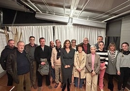 Foto de familia del comité local del PRC tras la elección de Luz Gutiérrrez como candidata.