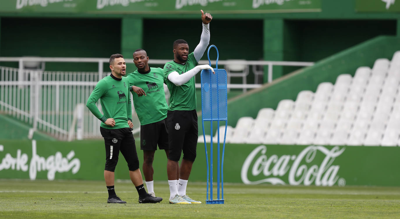 Sekou Gassama, Cedric y Matheus Aiás atienden a las instrucciones de José Alberto durante la explicación de un ejercicio. 