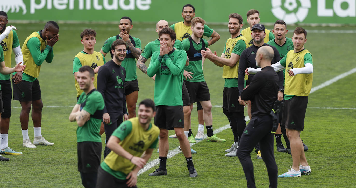 Futbolistas y técnicos bromean tras un mal pase efectuado por uno de los fisioterapeutas. 