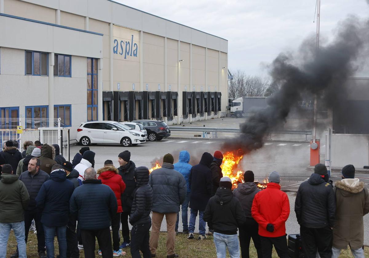 Piquete de trabajadores de Aspla en la fábrica de Reocín, días atrás.