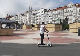 Un usuario discurre en patinete eléctrico por el Parque de Amestoy.