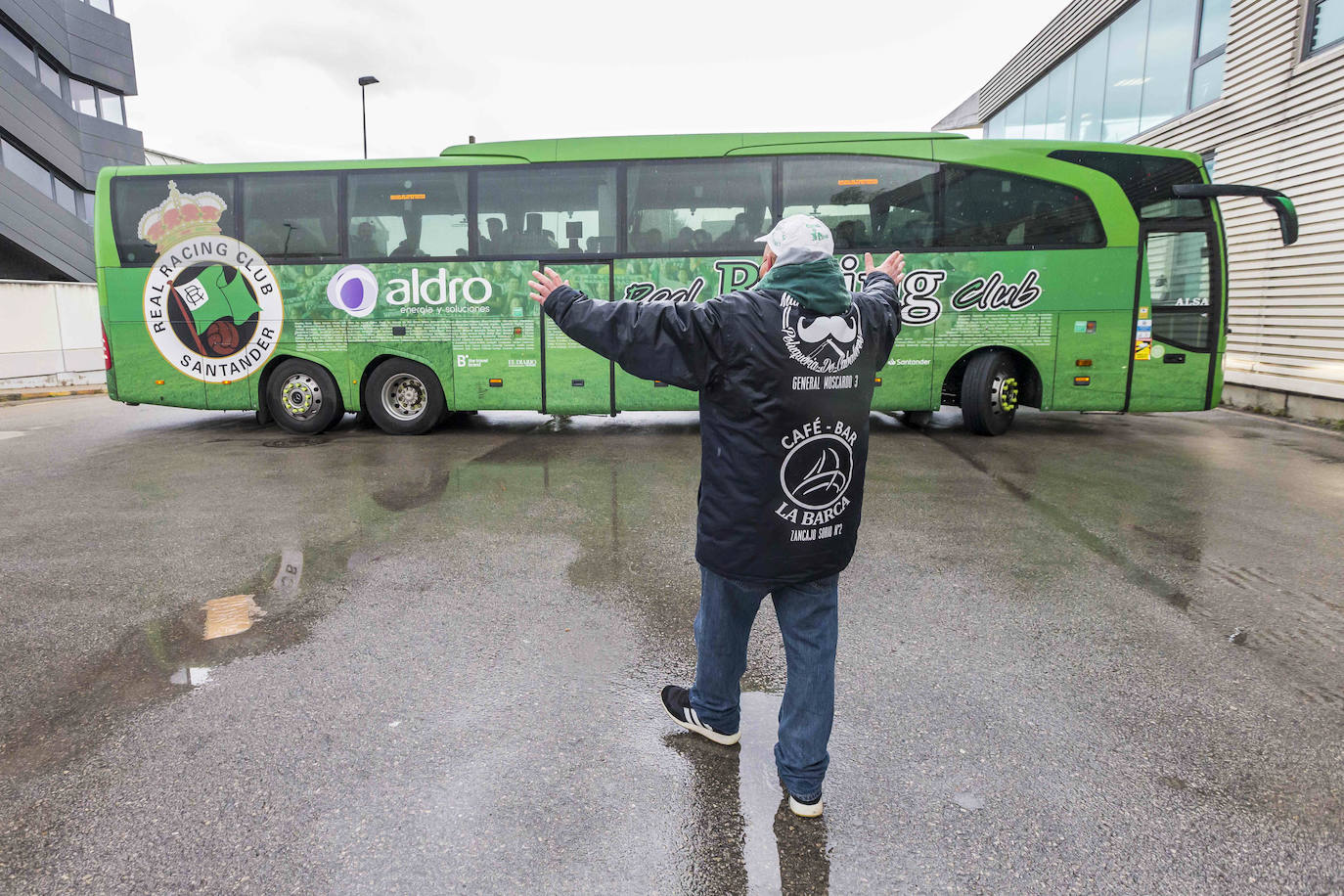 El autobús del Racing, rotulado con su marca y escudo, en La Albericia.