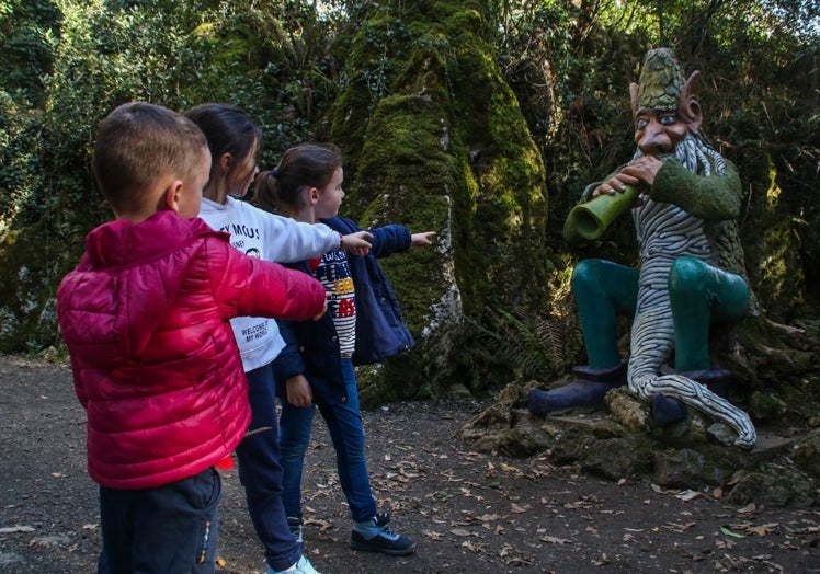 Los niños se topan con una de las figuras originales del recinto, el Musgoso