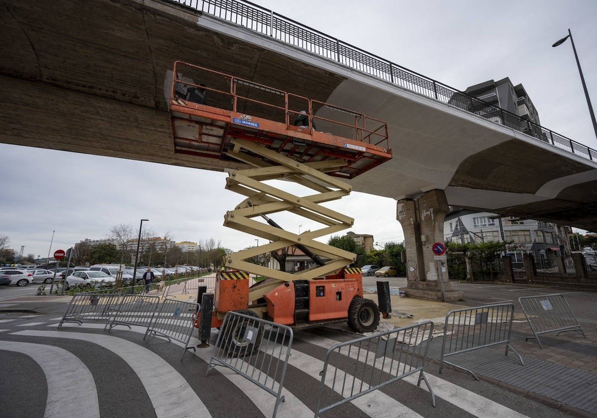 El puente sobre las vías del parque de Cros se prepara para convertirse en el lienzo del artista Jay Kaes.