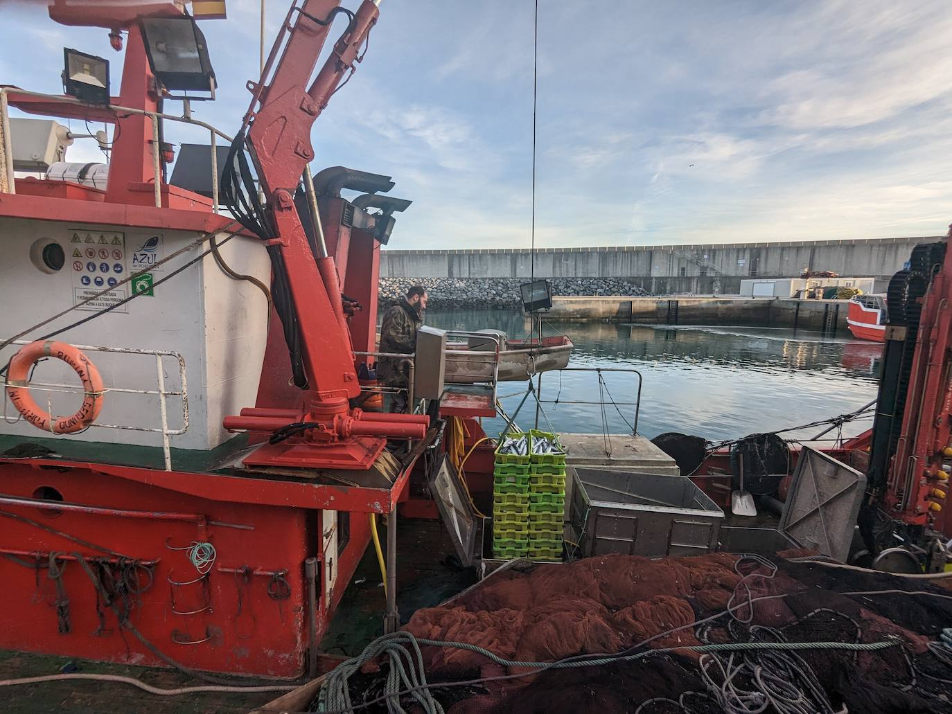 Con el barco amarrado toca izar las cajas para trasladarlas al interior de la lonja. 