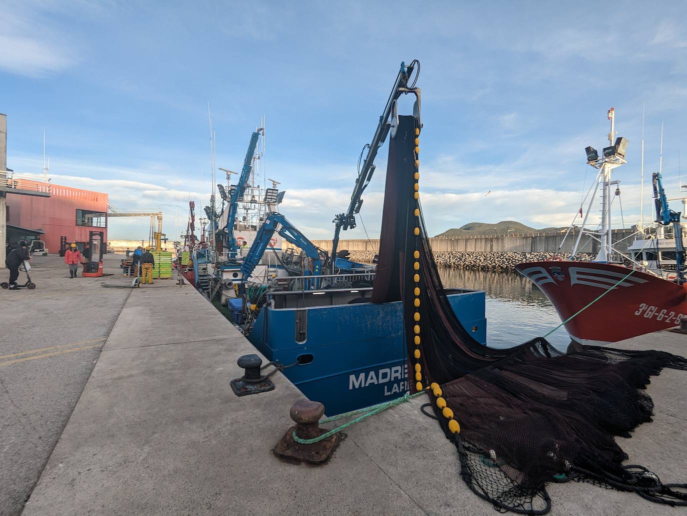 Las embarcaciones disponen el arte para volver a salir una vez descargada la pesca. 