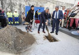 Gema Igual, Pablo Zuloaga pala en mano y Miguel Ángel Revilla.