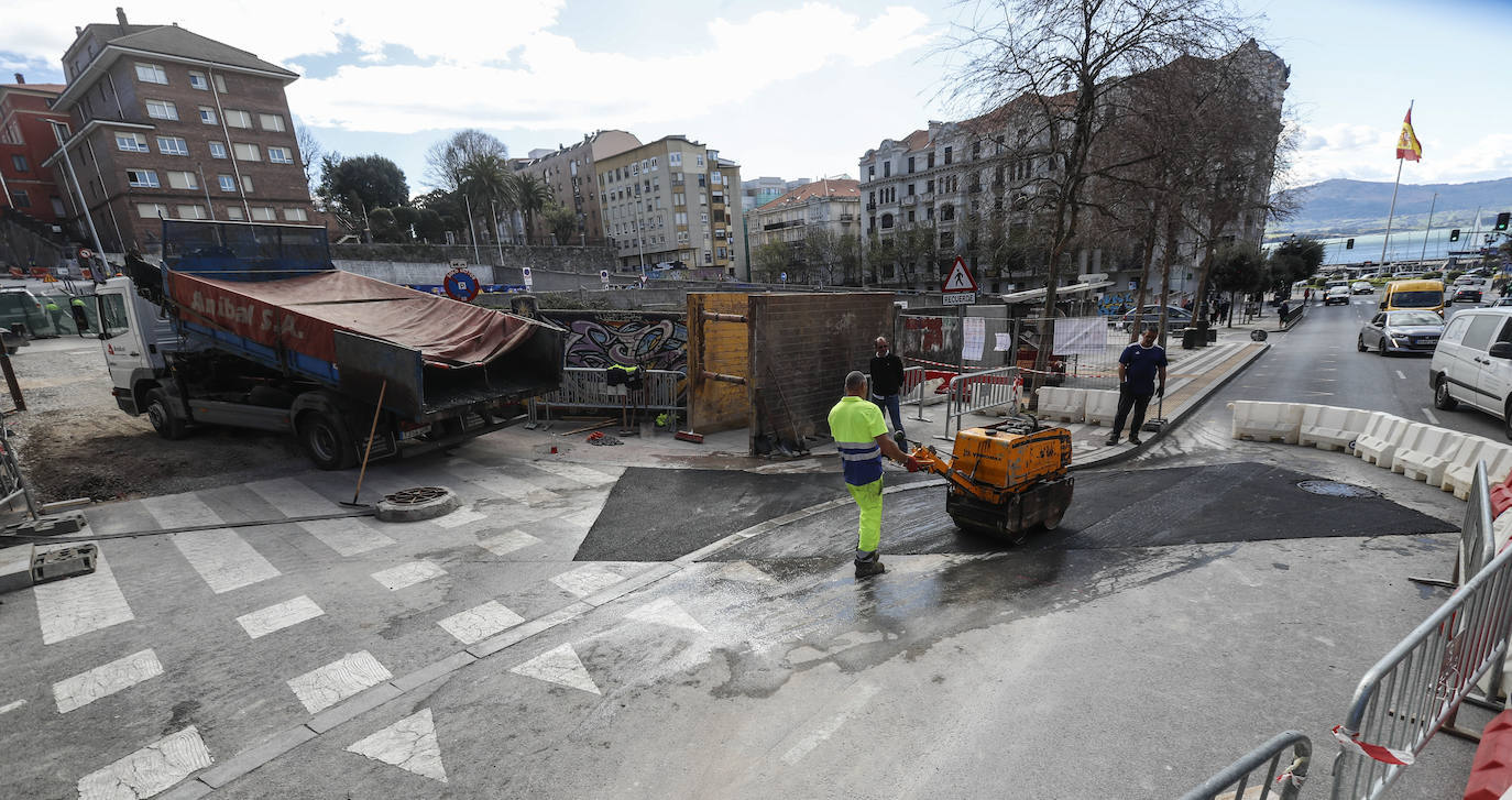 Los operarios preparan el solar antes de iniciar el acto de colocación de la primera piedra del Mupac.