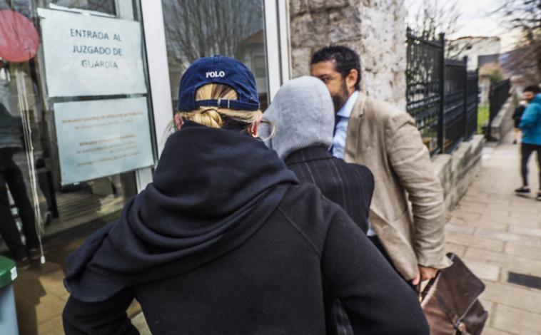 Imagen principal - Después de acudir a los juzgados abandonaron Las Salesas a la carrera, pasadas las doce y media.