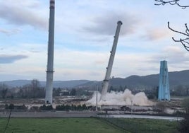 El derribo de una de las chimeneas de la antigua Cristalería Española de Vioño se produjo este jueves.