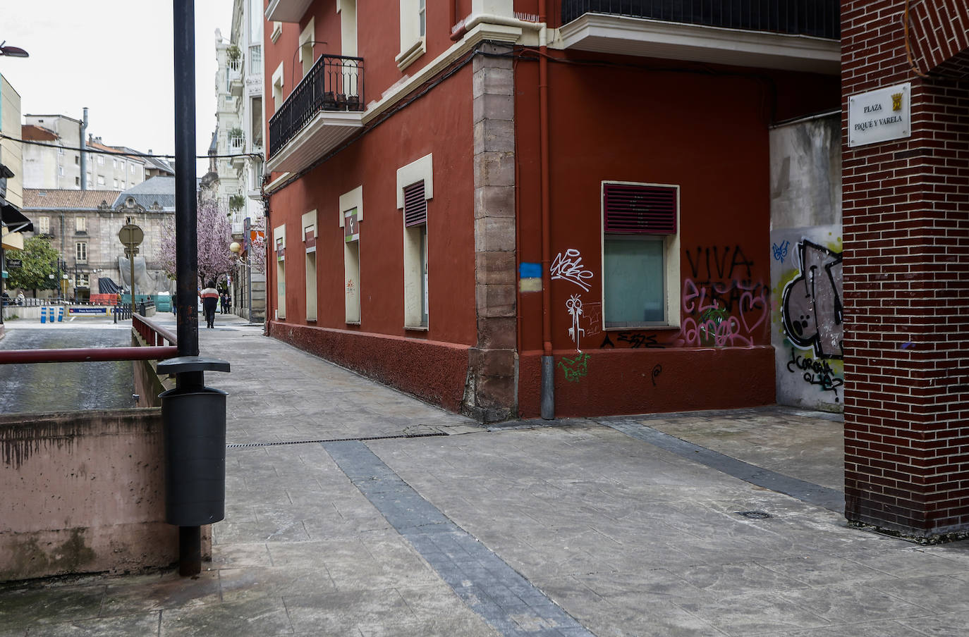 Imagen secundaria 2 - El pavimento presenta numerosas roturas y hundimientos y el asadizo y entrada a los garajes, junto a la calle Ruiz Tagle, también presena desperfectos.