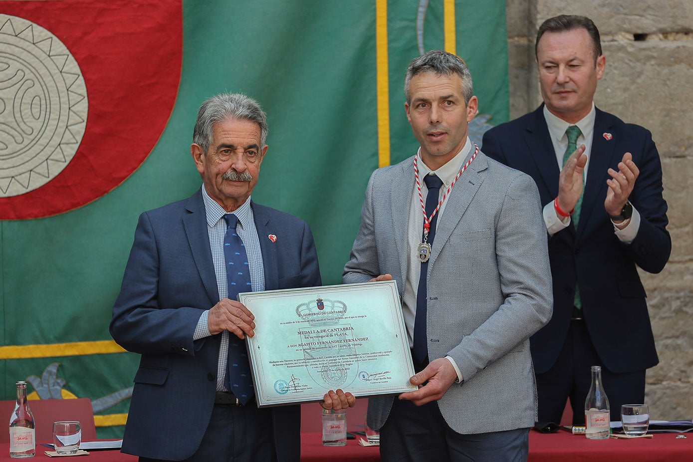 Miguel Ángel Revilla, presidente de Cantabria; Agapito Fernández, titular de la ganadería SAT Ceceño y Guillermo Blanco, consejero de Medio Ambiente