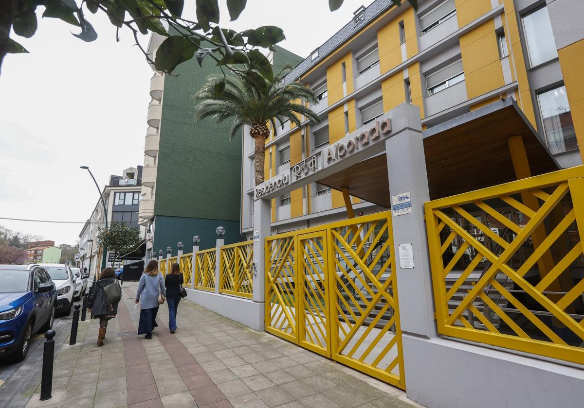 Entrada a la residencia Alborada, en la calle Julián Urbina del barrio La Inmobiliaria (Torrelavega).