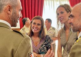 Jezabel Morán, a la derecha, junto a la consejera de Presidencia, Paula Fernández, durante una chrla con militares de la UME.