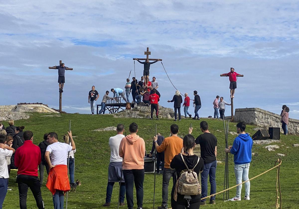 Público y actores disfrutan de la escena de la crucifixión, en el primer ensayo, desarrollado en La Atalaya.