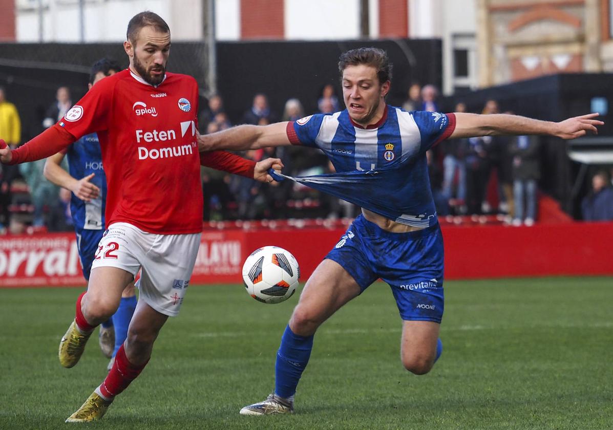 Cañizo pugna con un jugador del Avilés por el balón.