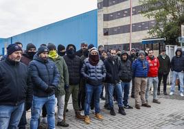 Trabajadores de Aspla a la entrada del reciento de la empresa durante una de las jornadas de huelga