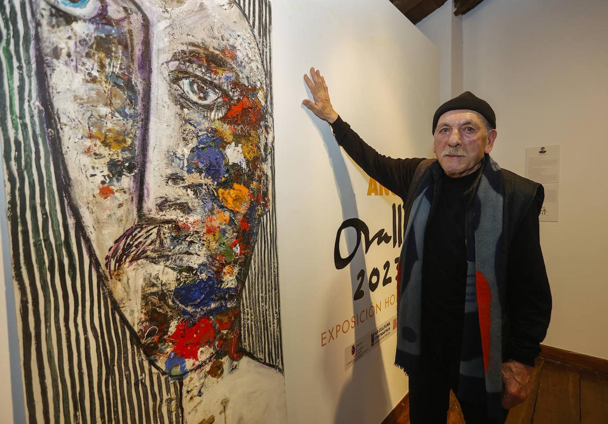 Roberto Orallo, en las Casas del Águila y la Parra, en Santillana del Mar, donde se inicia su año expositivo.