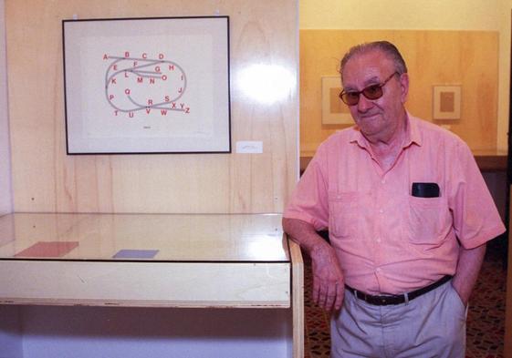 Retrato de Joan Brossa en una muestra de los 90.