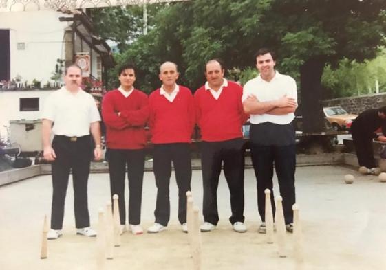 Juan Antonio, segundo por la derecha, con un grupo de jugadores.