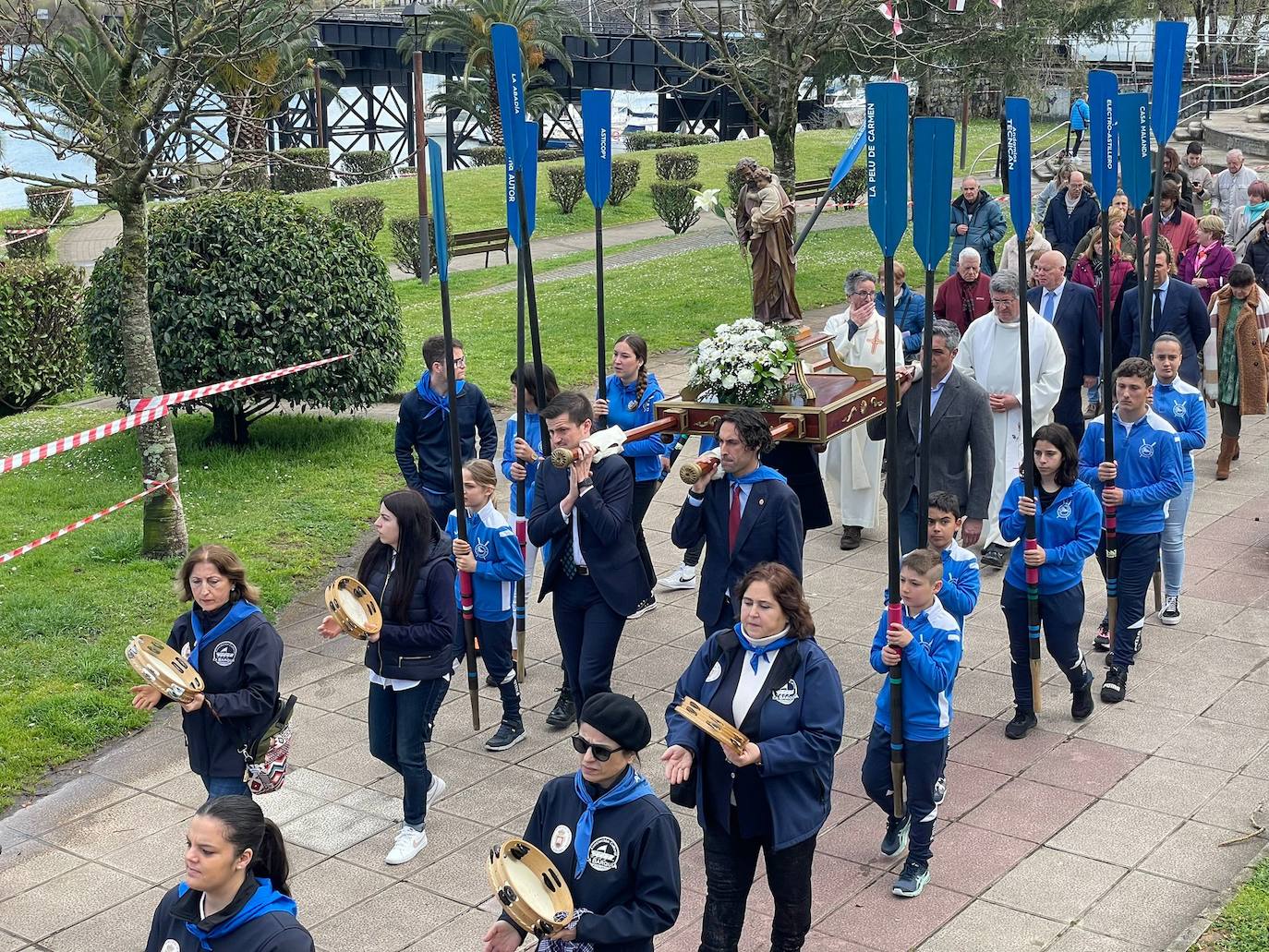 Un momento de la procesión de San José con las pandereteras. 