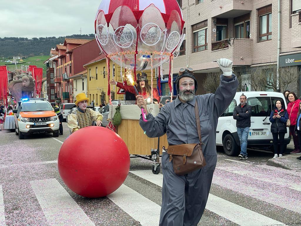 Los pasacalles acompañaron el desfile de carrozas.