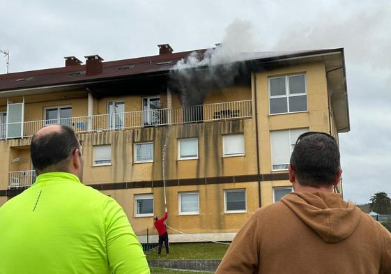 El humo ha provocado la preocupación de los vecinos, que han tratado de impedir que el fuego se extendiera mientras aguardaban la llegada de los bomberos.