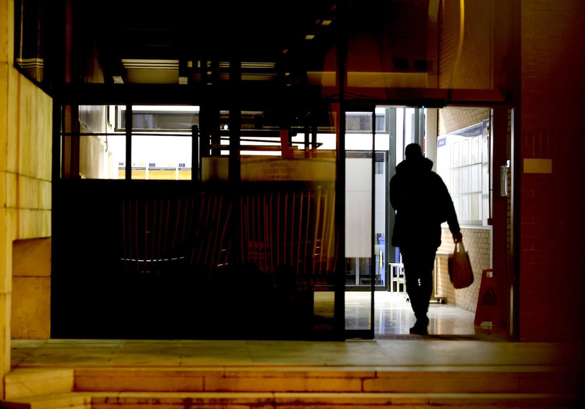 Un trabajador, entrando en Aspla a las seis de la mañana de este lunes.