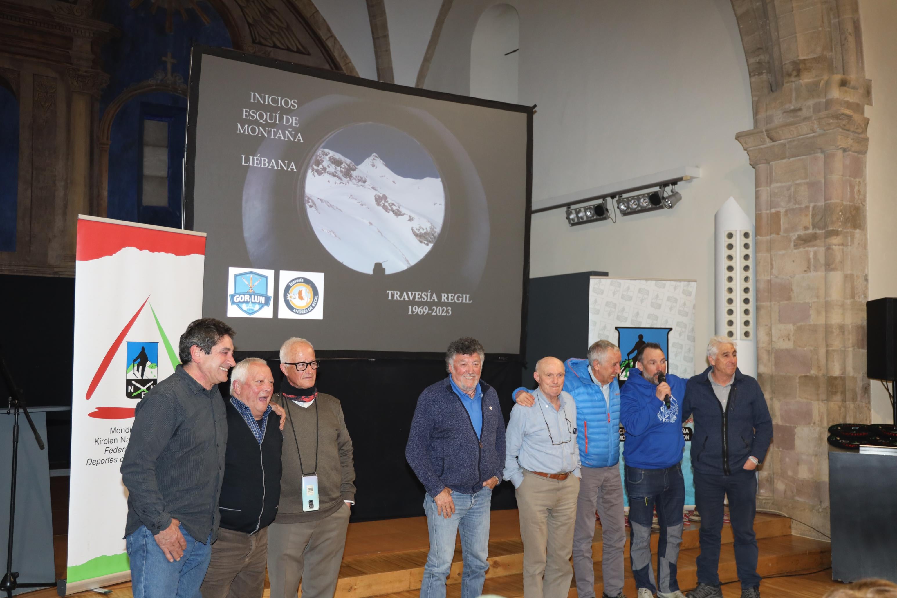 Participantes en el coloquio sobre los inicios del esquí en Liébana