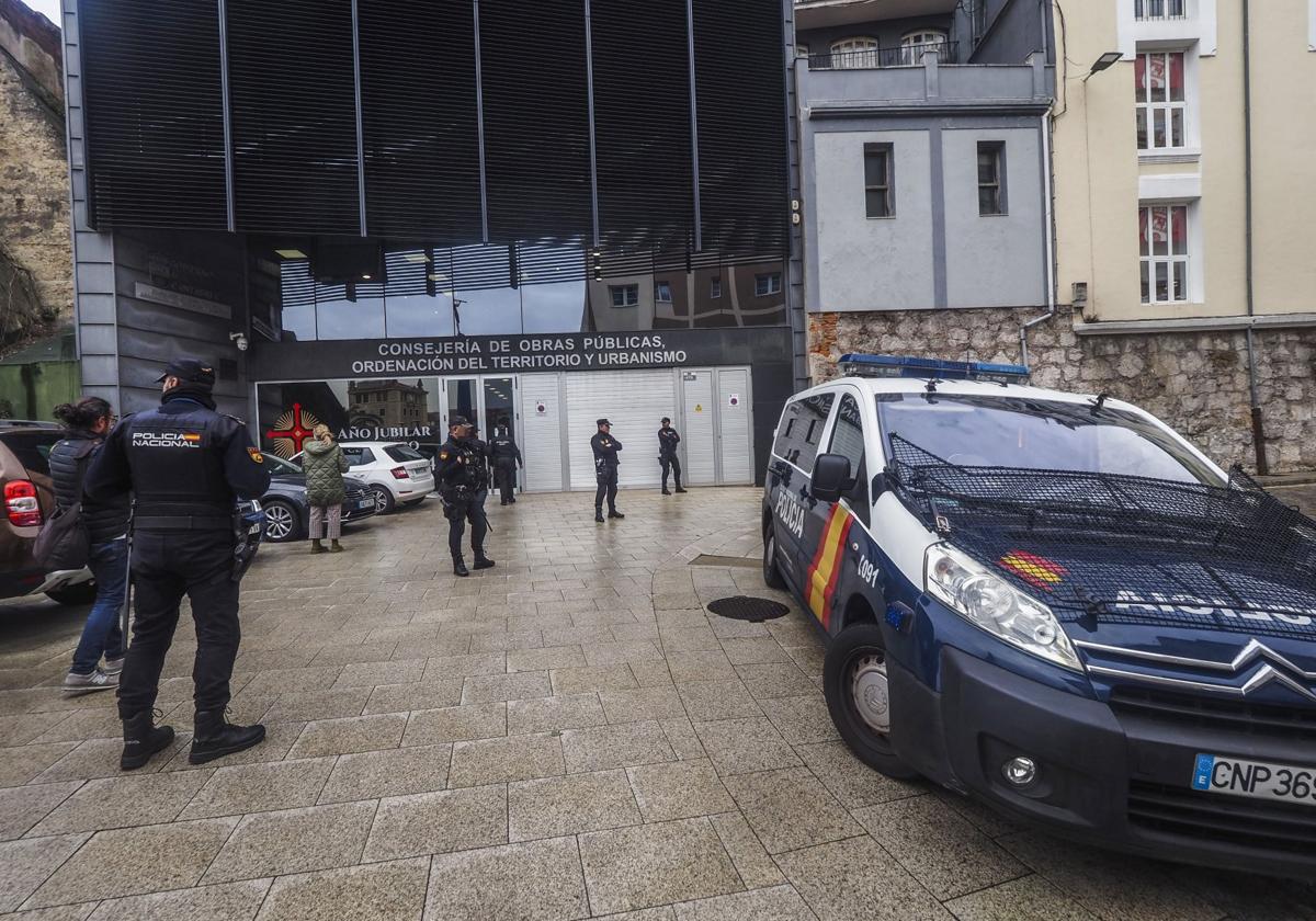 Efectivos de la Policía Nacional durante el registro que se realizó en la Consejería de Obras Públicas el pasado 22 de febrero.