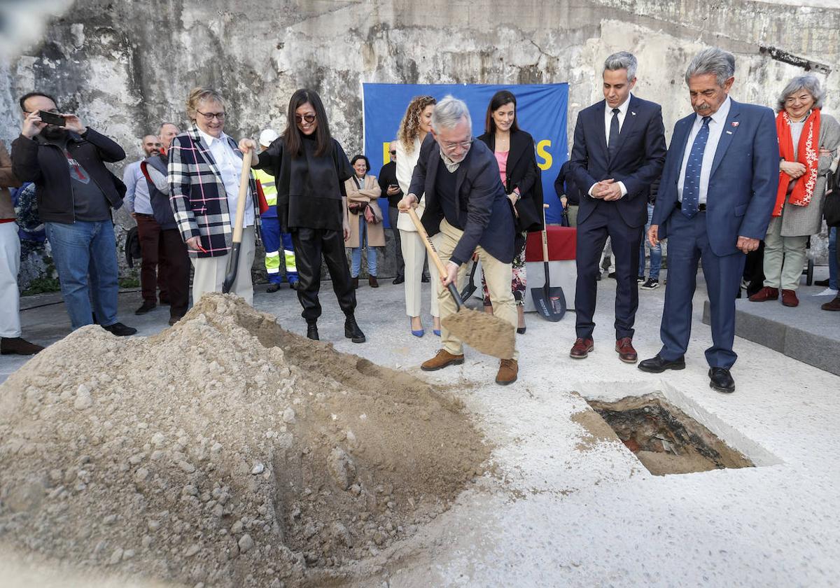 El director del Mupac, Roberto Ontañón, echa tierra en el acto de colocación de la primera piedra, el pasado viernes.