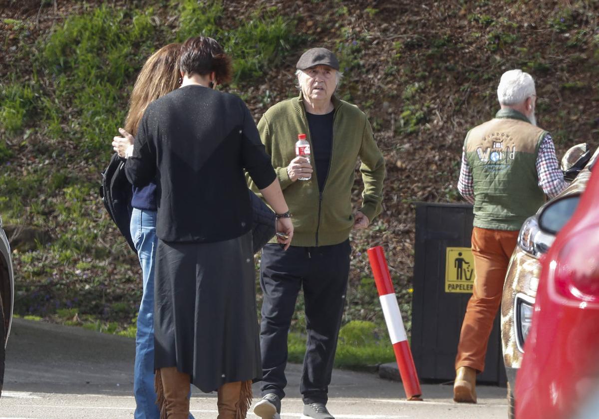 Joan Manuel Serrat este lunes en el Parque de la Naturaleza de Cabárceno junto a su mujer, Candela Tiffón, y Beatriz Sainz, directora del parque.