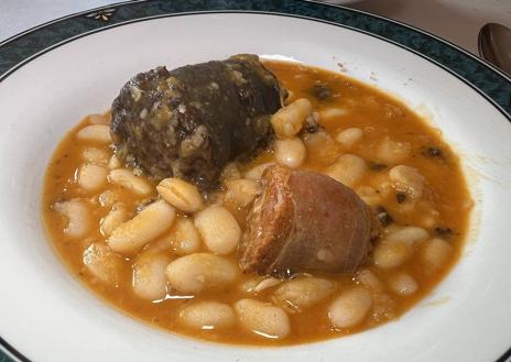 Imagen secundaria 1 - Varios platos elaborados en Casa Navarro: guiso de gallo de corral, alubias blancas y tostadas y brazo de gitano.