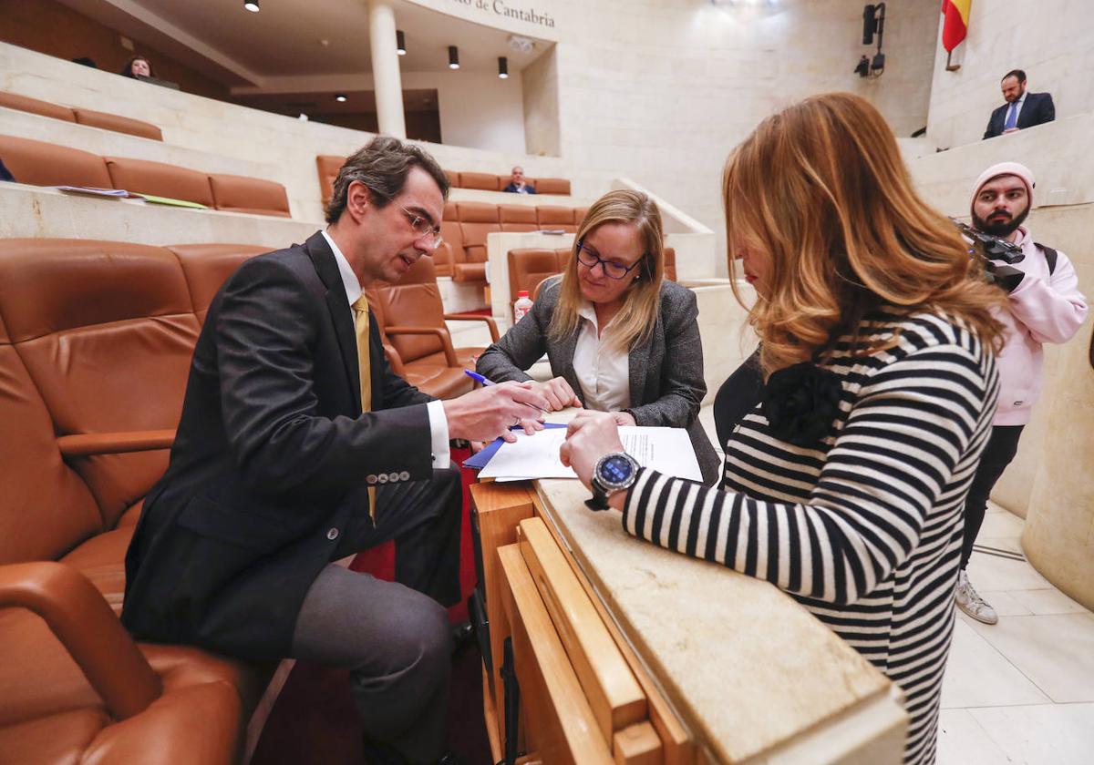 Armando Blanco (Vox) conversa con Isabel Urrutia (PP) y Yolanda Algorri (PSOE) durante la sesión plenaria del Parlamento.