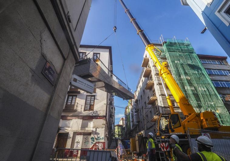 Colocación de una de las rampas mecánicas del itinerario que une las calles santanderinas Jesús de Monasterio y Juan XXIII.