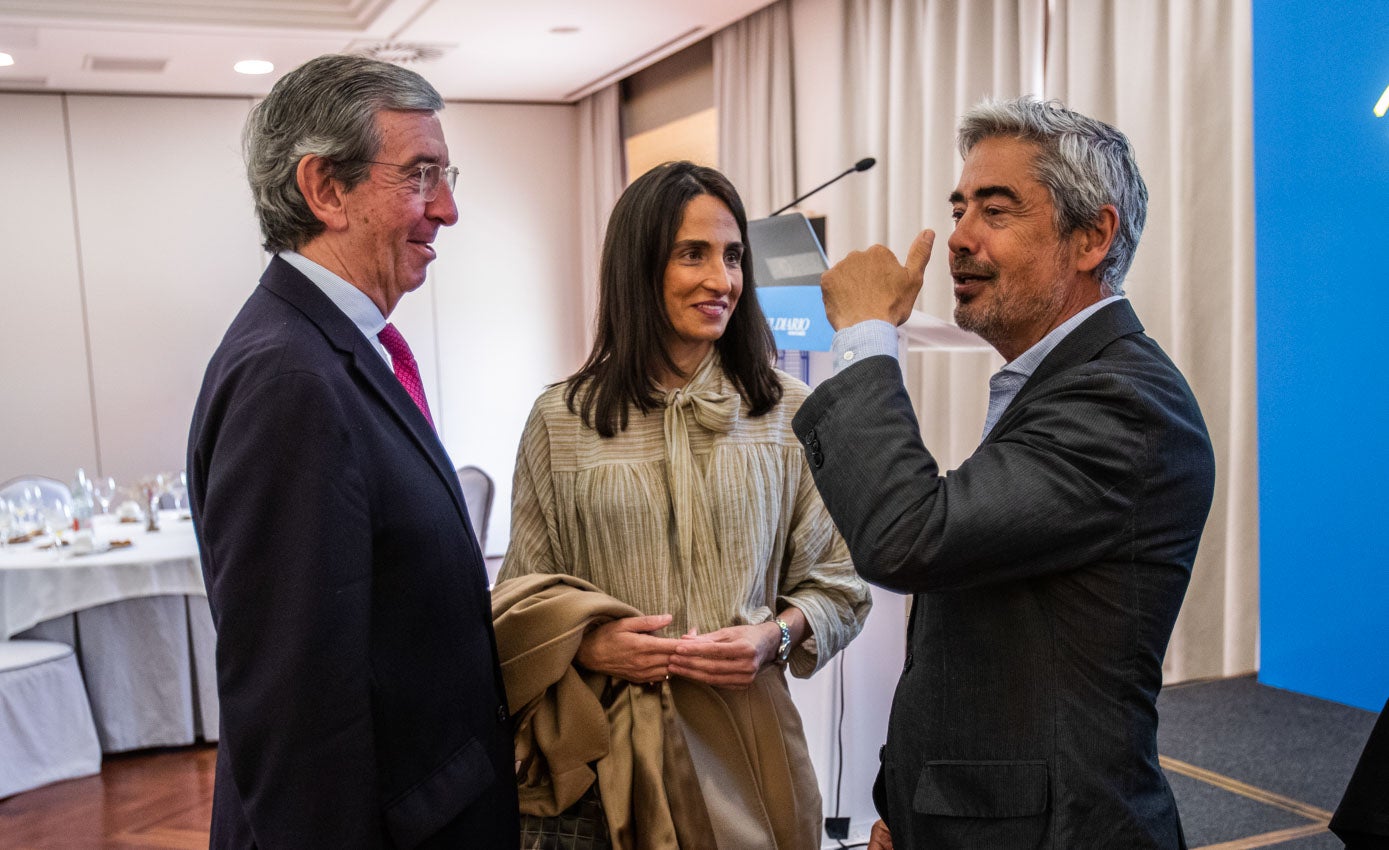 El abogado Luis Revenga, presidente de El Diario Montañés, junto a Juncal González responsable de innovación de EDP y Josep María Casas.