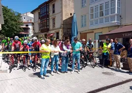 La alcaldesa de Comillas y la concejala de Deportes cortan la cinta del Gran Premio Ciclista Villa de Comillas, acompañadas de los organizadores del evento.