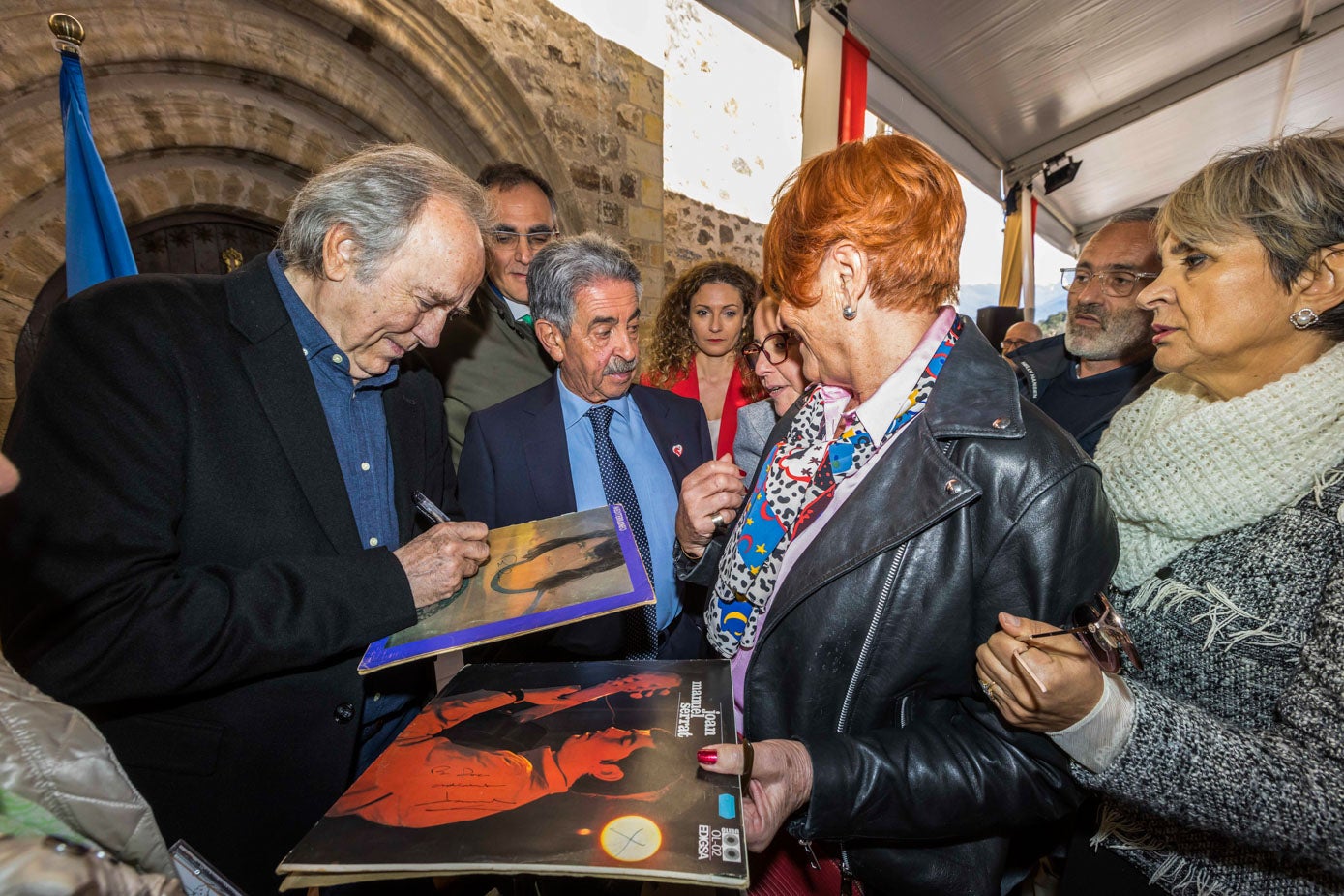 Serrat firma discos tras el acto.