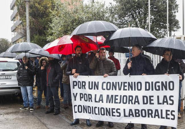 La plantilla se manifiesta en las puertas de la factoría