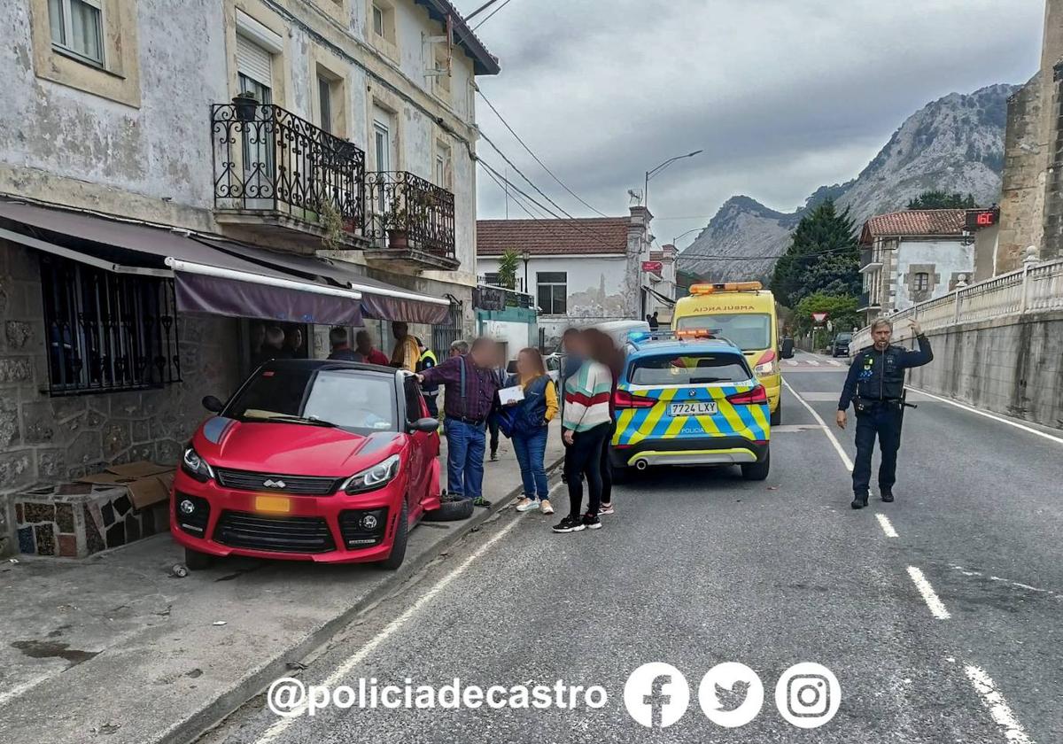 Efectivos de la Policía Local, de la Guardia Civil y de la DYA inspeccionan el vehículo rojo que fue golpeado por el conductor ebrio.