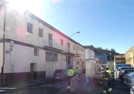 Operarios del servicio de recogida de residuos y limpieza viaria, de regreso a la sede de la empresa en la calle Reconquista de Sevilla.