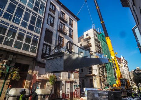 Imagen secundaria 1 - Las grúas de gran tonelaje trabajan en la zona para colocar los elementos.