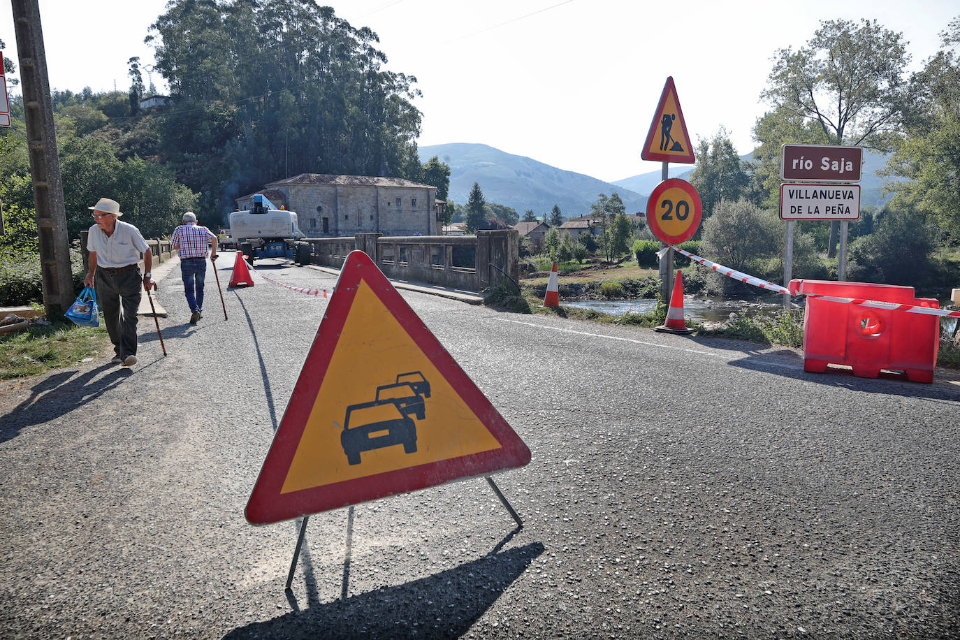 Una señal alerta de las obras en el viejo puente