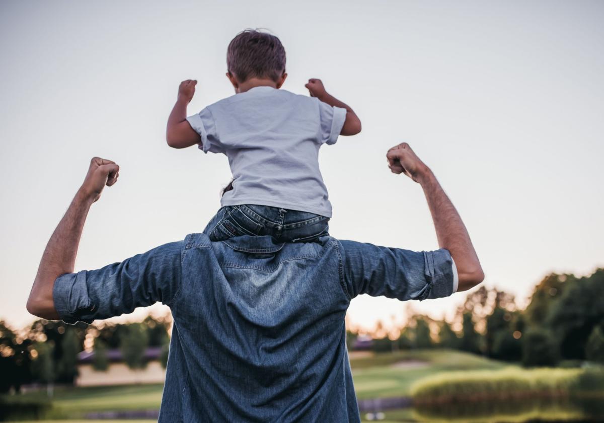 Un padre juega con su hijo a hombros en una imagen de archivo.