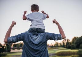 Un padre juega con su hijo a hombros en una imagen de archivo.