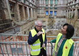 La presidenta del Banco Santander, Ana Botín, junto al arquitecto del proyecto, David Chipperfield.