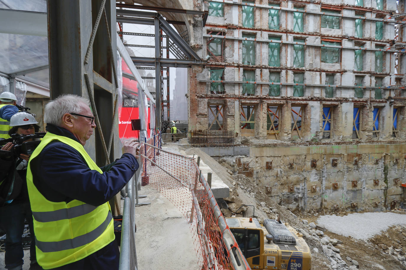 El arquitecto del proyecto, el británico David Chipperfield, fotografía los avances en las obras del Faro Santander.