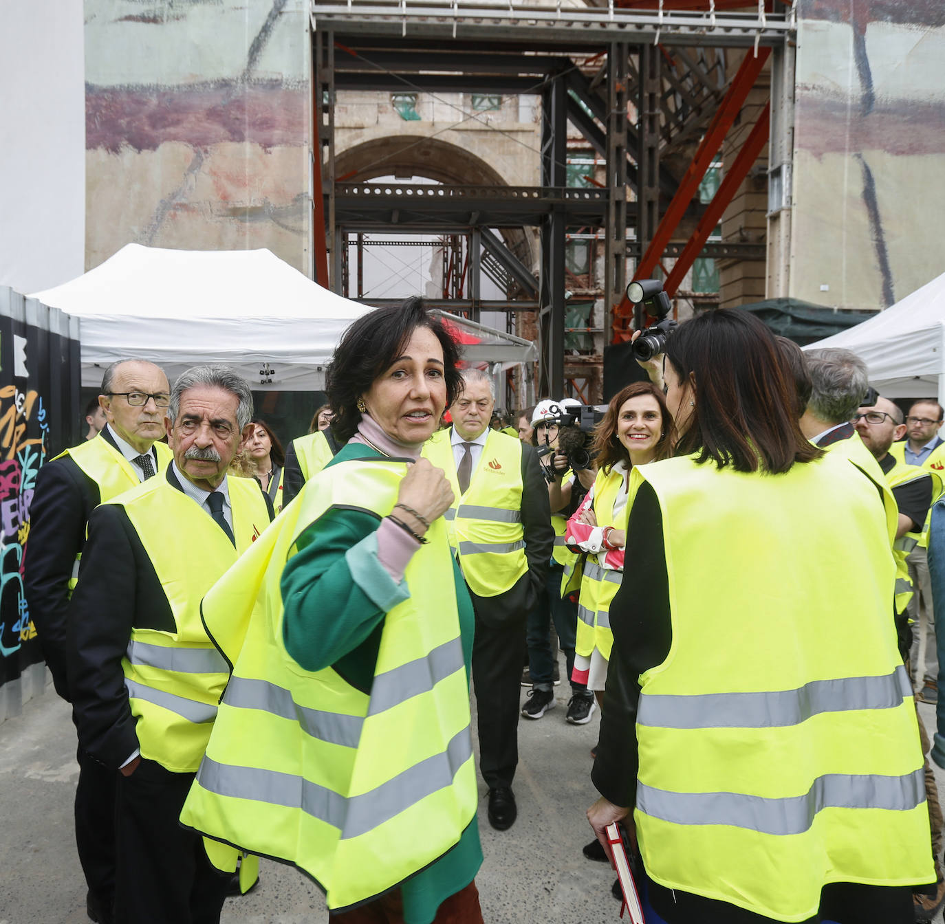 Ana Botín junto a Miguel Ángel Revilla, Javier López Marcano, Joaquín Gómez, Paula Fernández y Gema Igual.