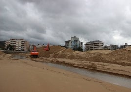 Palas excavadoras trabajando en el desarenado de la desembocadura del arroyo Mantilla en la playa Salvé para prevenir posibles inundaciones.