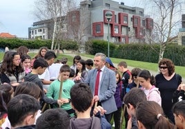 El alcalde, Alberto García Onandía, la concejala de Medio Ambiente, Margarita Alonso, y estudiantes de 5º de Primaria del CEIP Buenaventura González, durante la plantación de arbustos en un parque de Bezana.